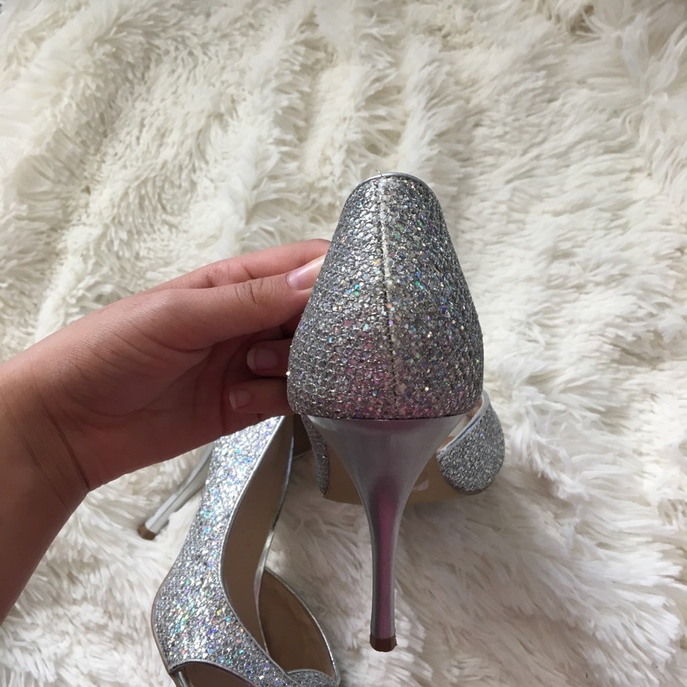 Silver Heels - Picture 3 of 5